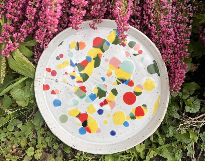 Keramik-Teller mit Konfetti-Effekt.
