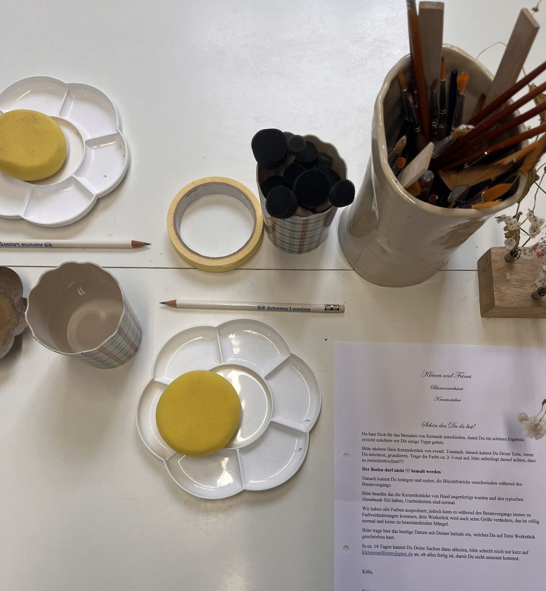 Materialien zum Keramik bemalen.
