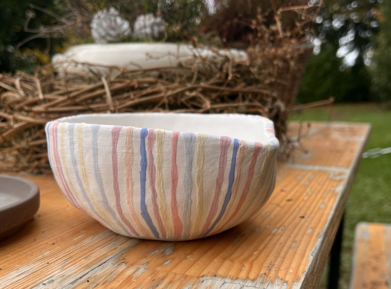 Keramik-Schale mit bunten Streifen.