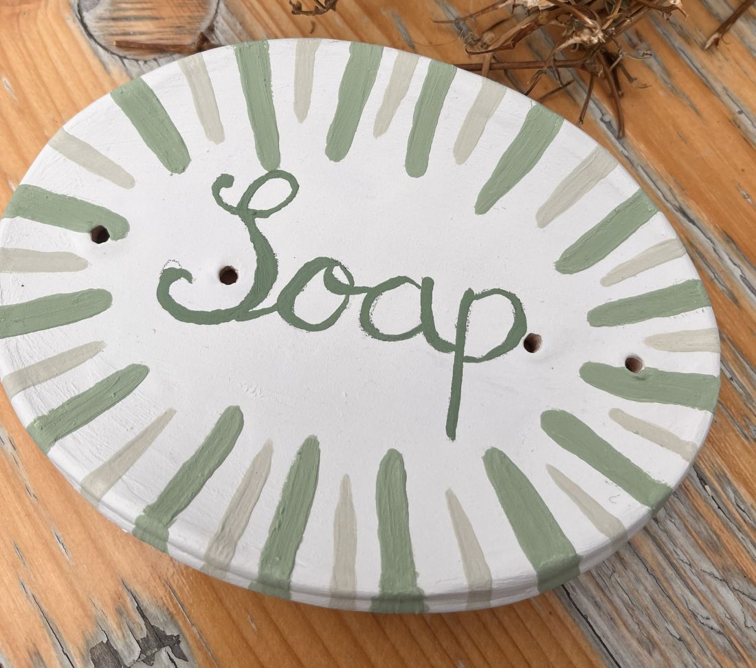 Seifenschale aus Keramik mit gestreiften Muster.