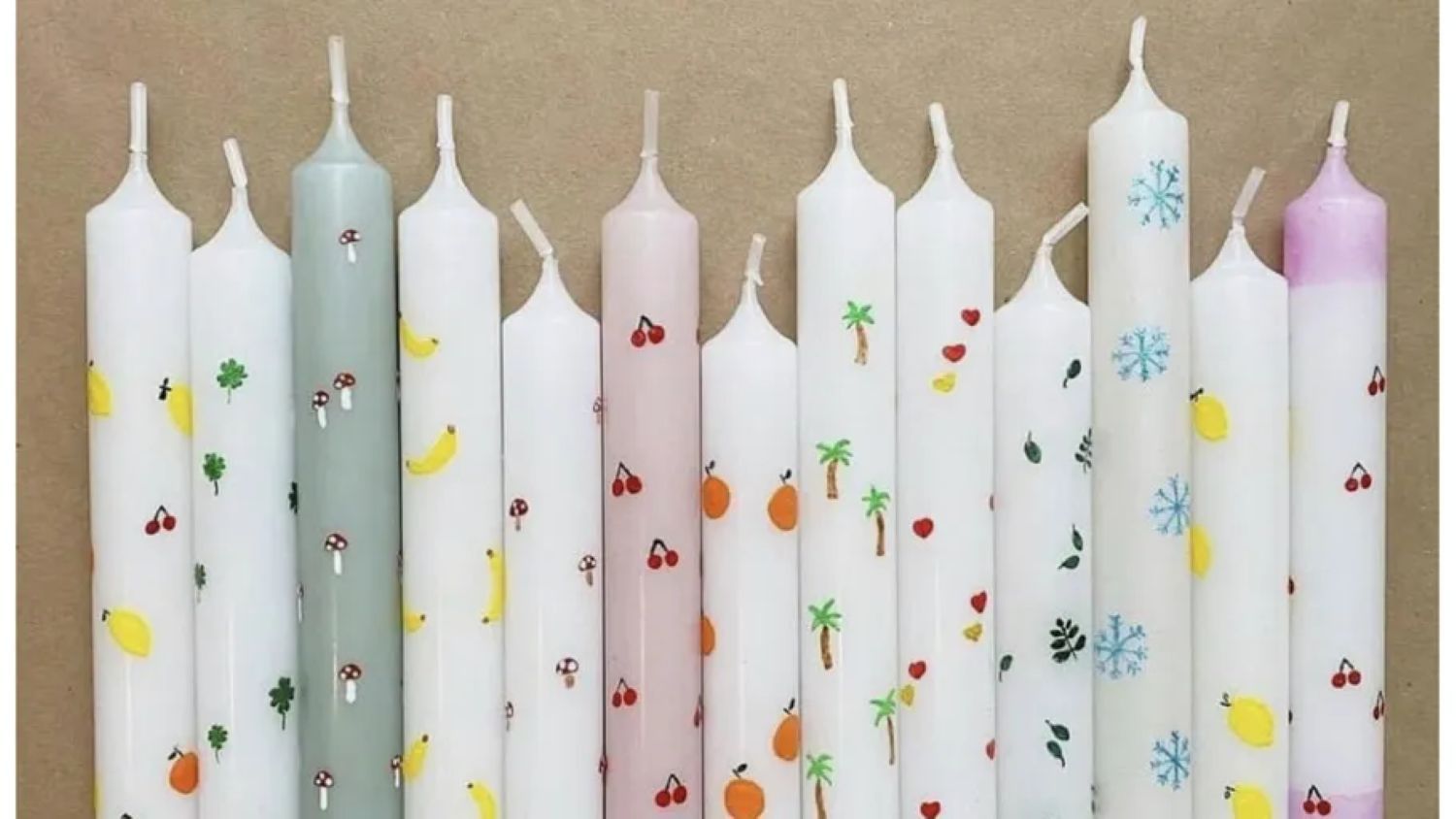 Bunte Kerzen liegen nebeneinander.