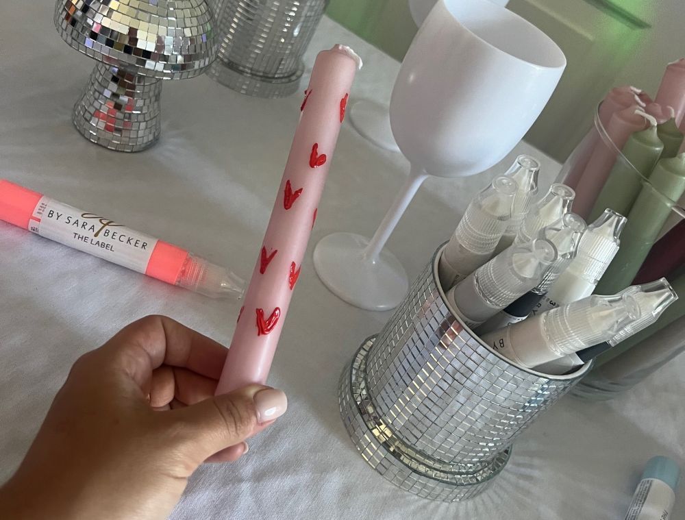 Kerze bemalt mit Herzen.