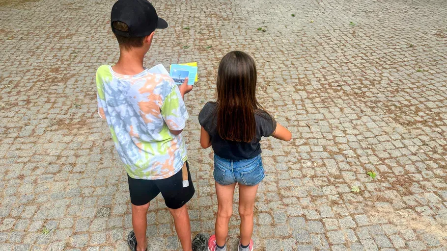 Kinder lösen Rätsel