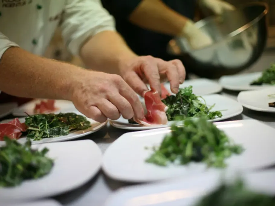 Schinken und Salat auf einem weißen Teller.