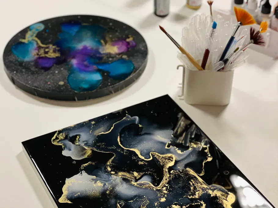 kunst-mit-gold-und-farben-gestaltung-jmy82k7j.webp