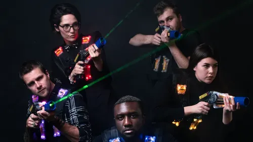 Eine Gruppe spielt gemeinsam Lasertag.