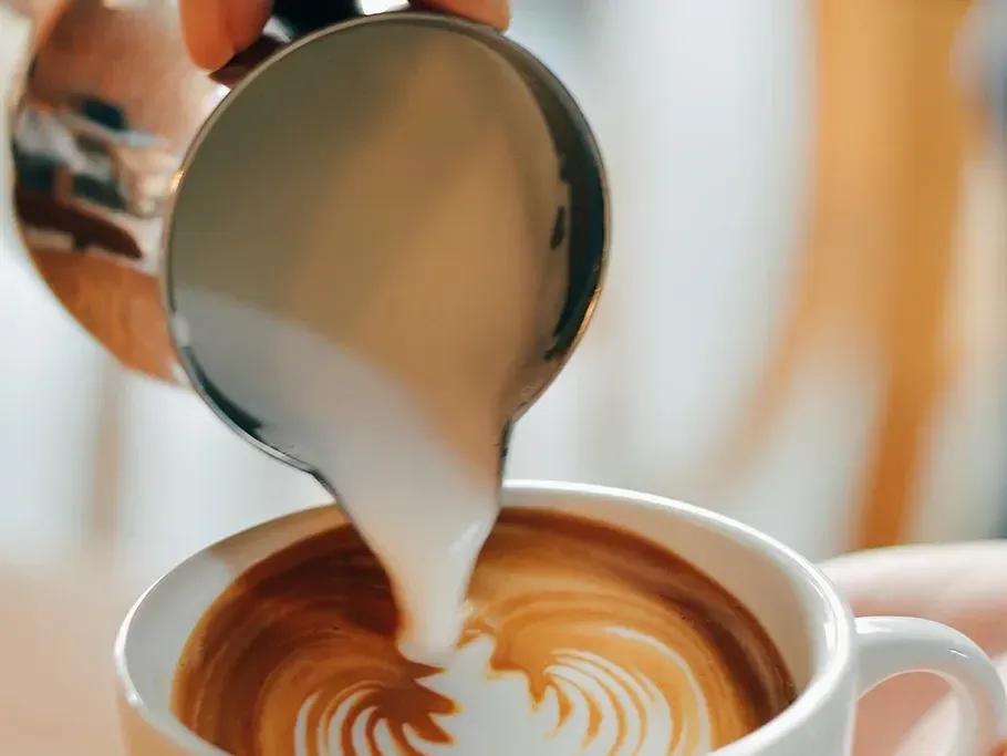 latte-mit-schaumkunst-giessen-45o5v4eq.webp