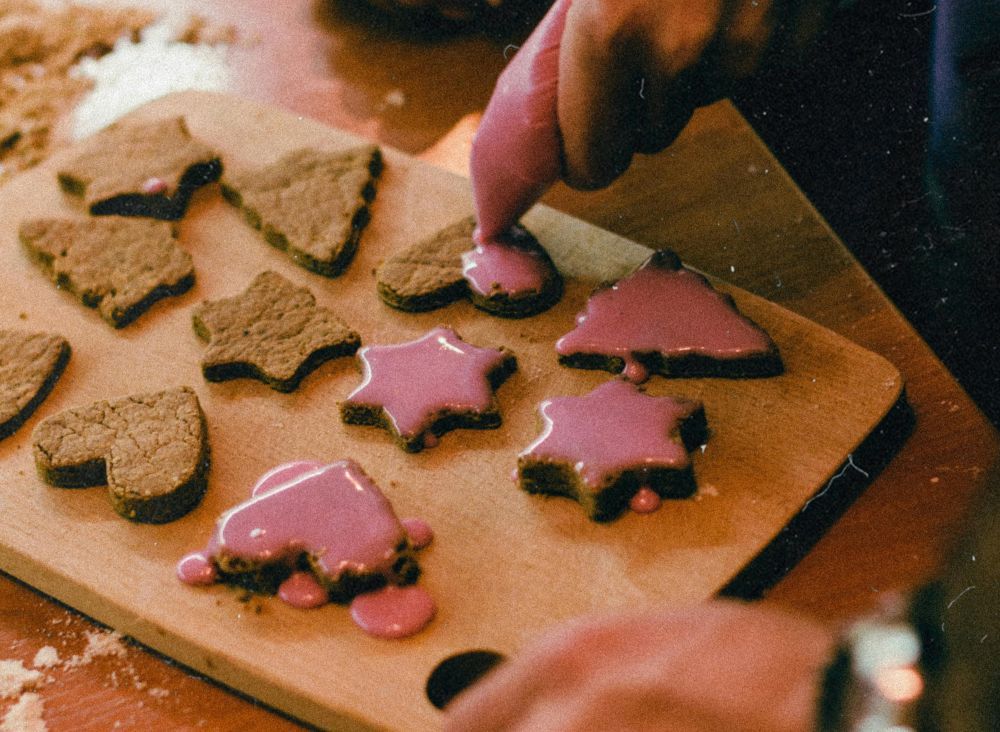 Lebkuchen wird verziert.