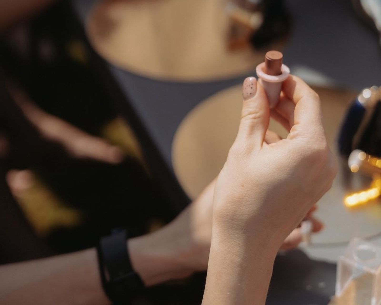 Eine Frau hält einen Lippenstift in der Hand.
