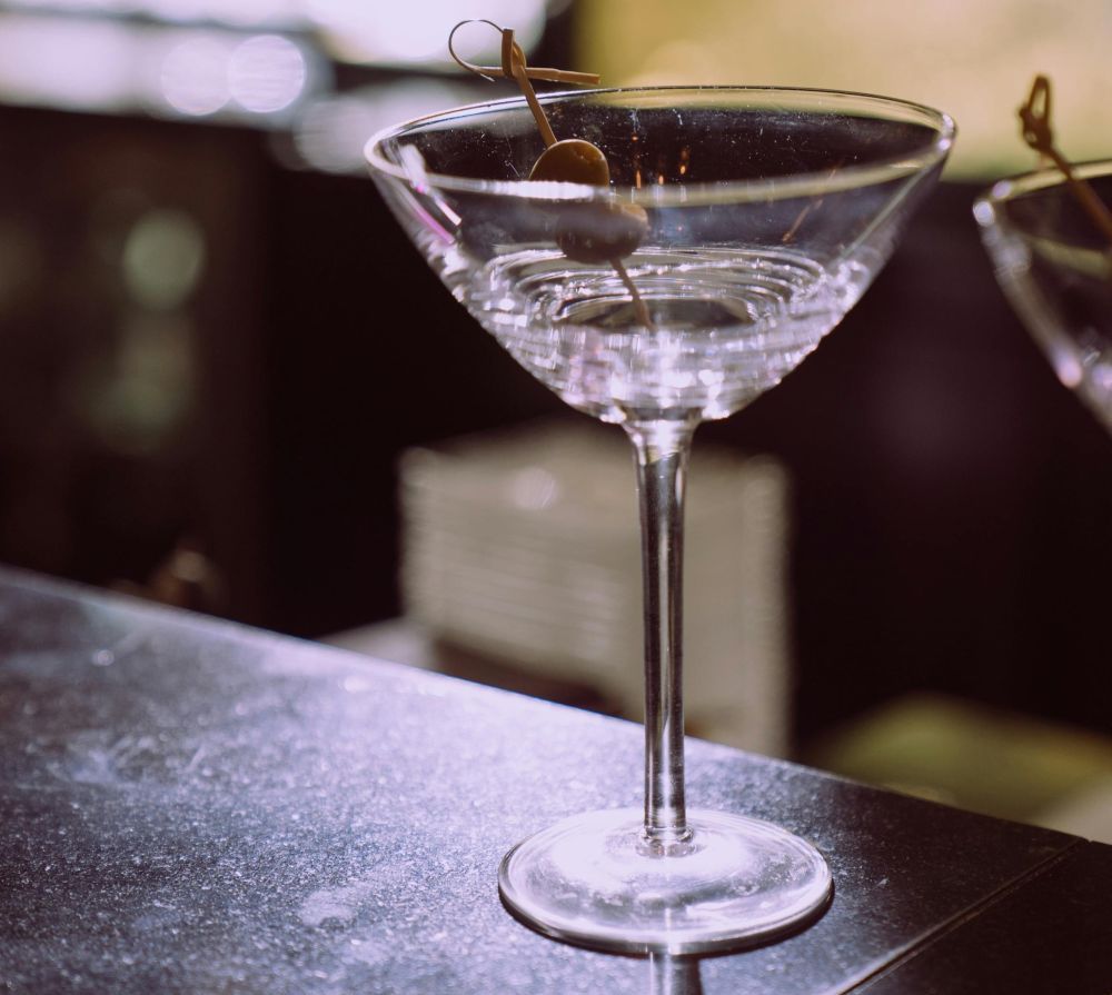 Leeres Martini Glas mit Oliven dekoriert.