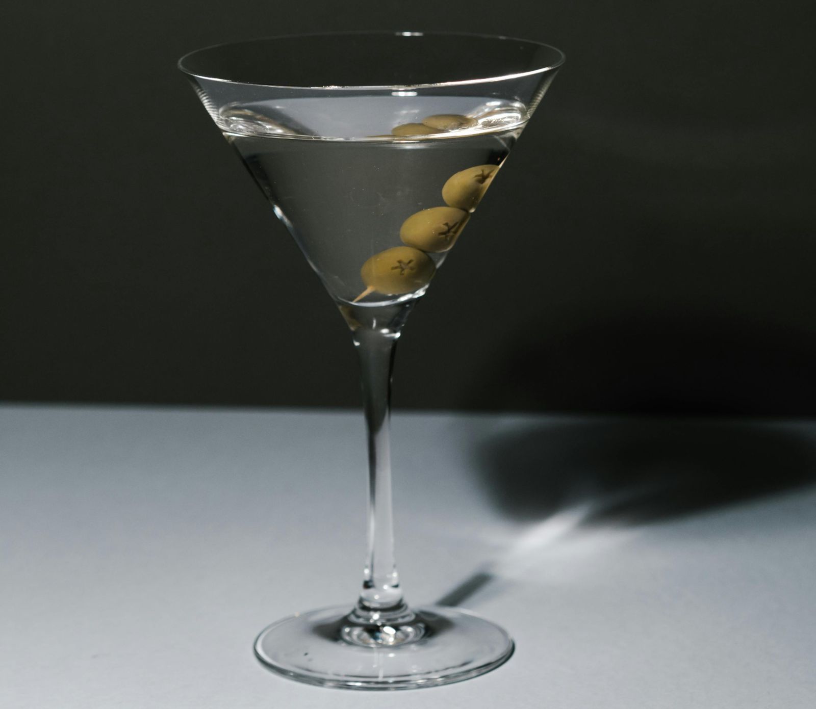 Oliven in einem Martini-Glas.