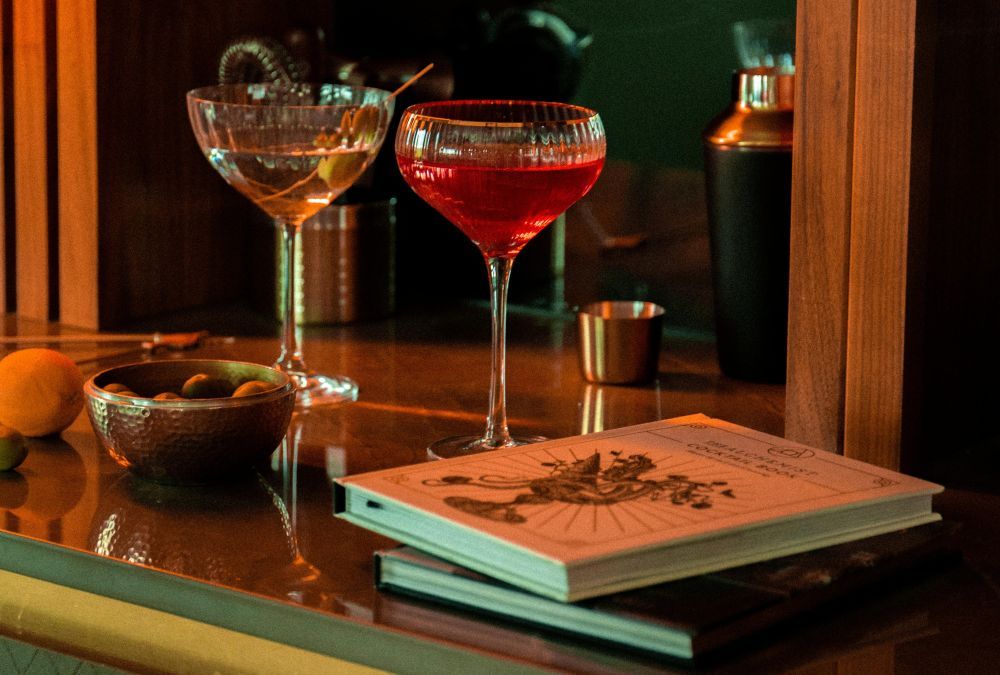 Martini Gläser stehen auf einer Ablage mit Oliven.
