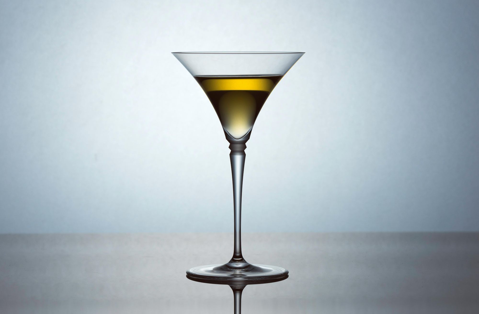 Martini Glas mit Flüssigkeit.