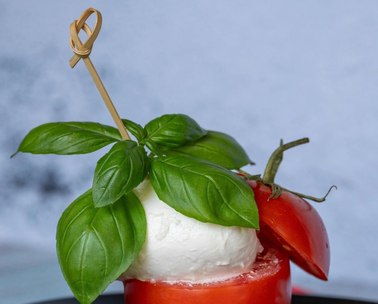 Mozzarella in einer Tomate.