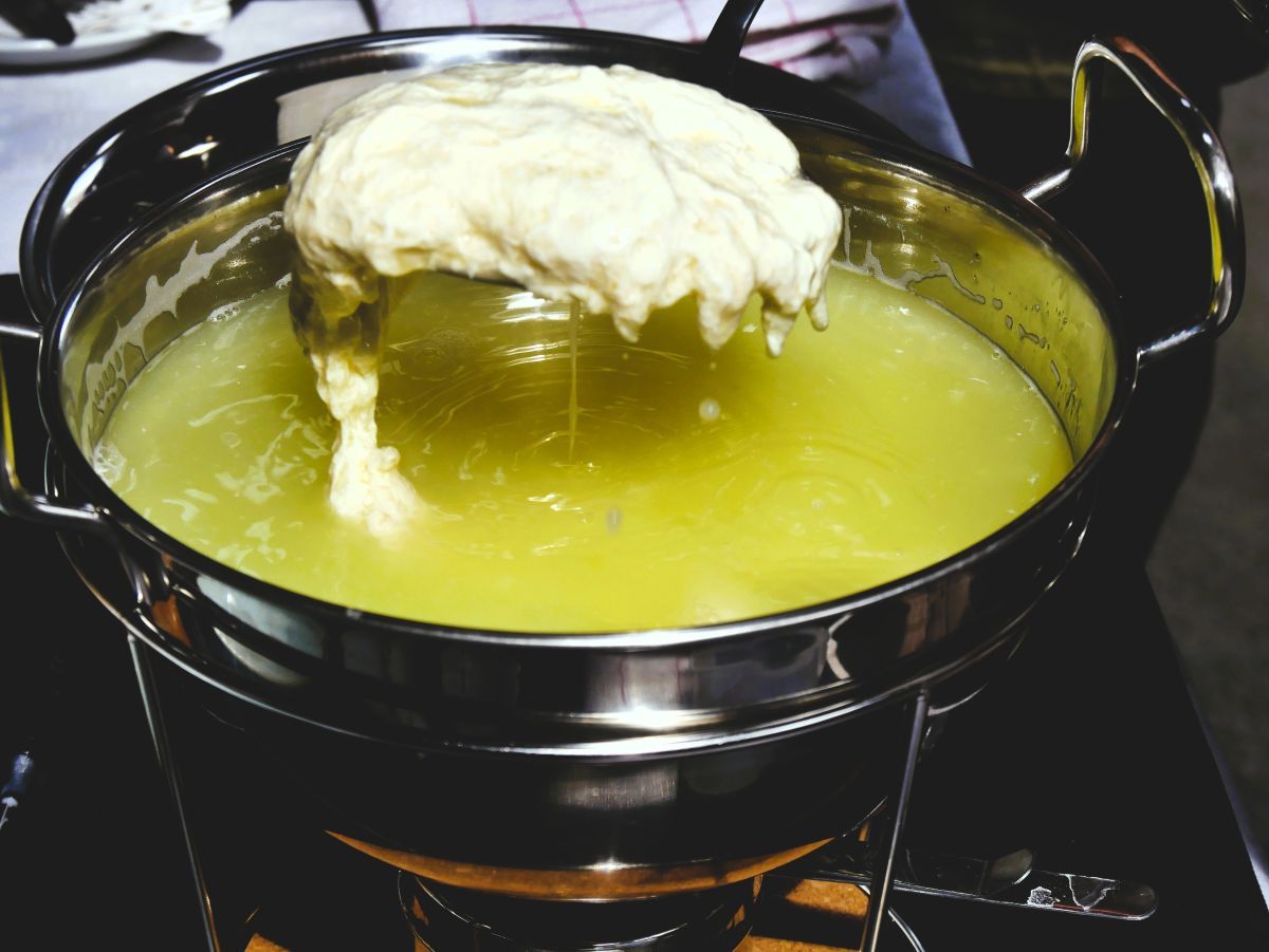Mozzarella getrennt von Molke in einem Topf.