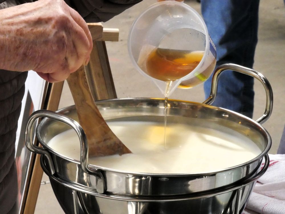 Apfelessig wird in Milch gegossen.