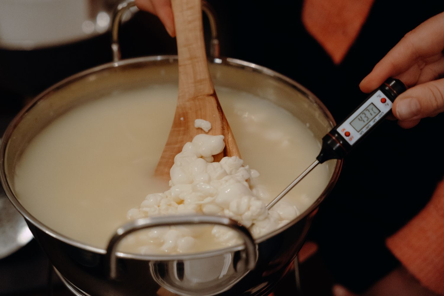 Mozzarella in warmem Wasser.