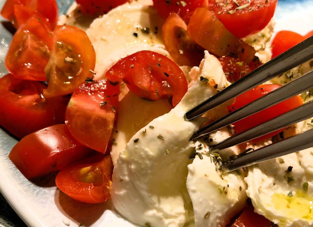 Tomate und Mozzarella auf einem weißen Teller.
