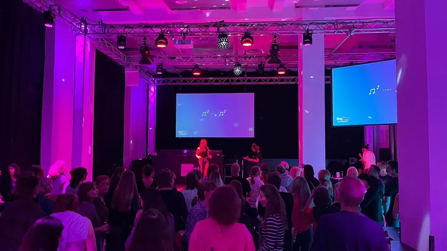 Eine Gruppe singt gemeinsam.