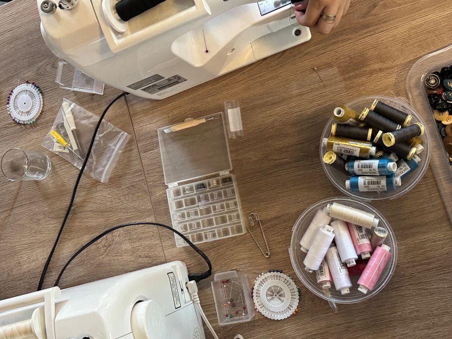 Nähutensilien liegen auf einem Tisch.