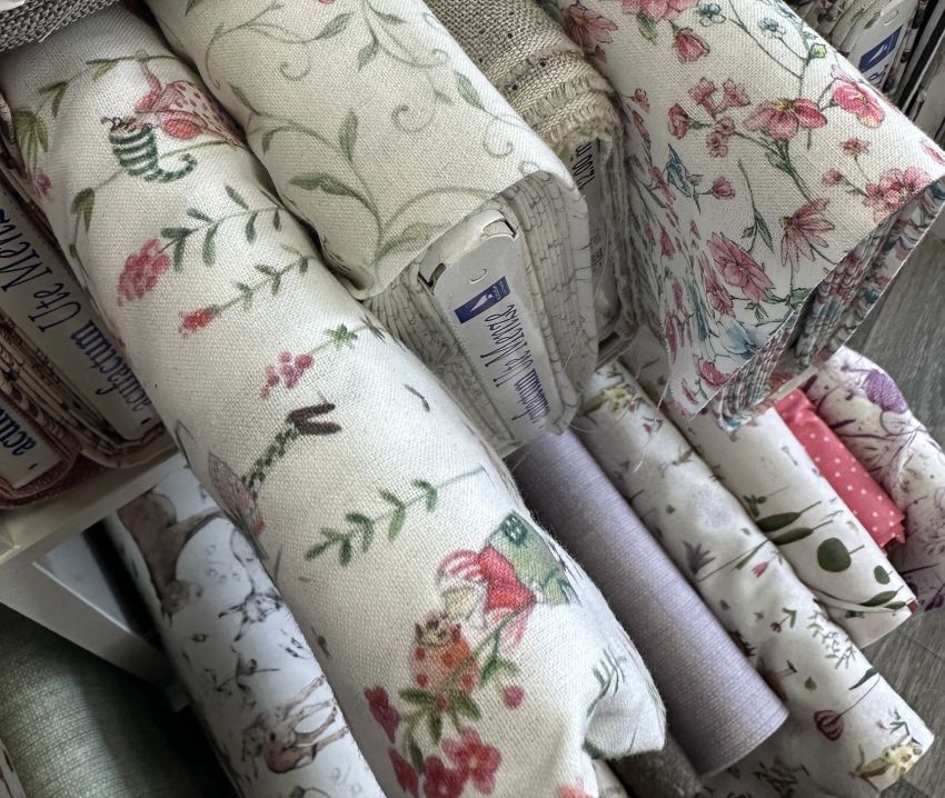 Stoff liegt nebeneinander in einem Schrank.