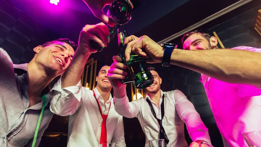 Männer stoßen mit Bier und Wien an