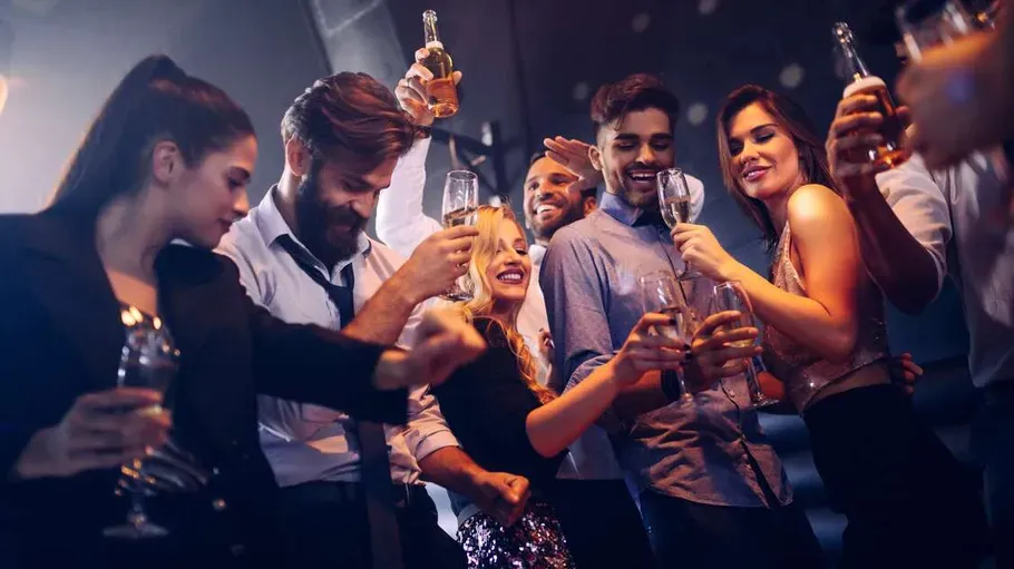 Eine Gruppe tanzt und trinkt gemeinsam.