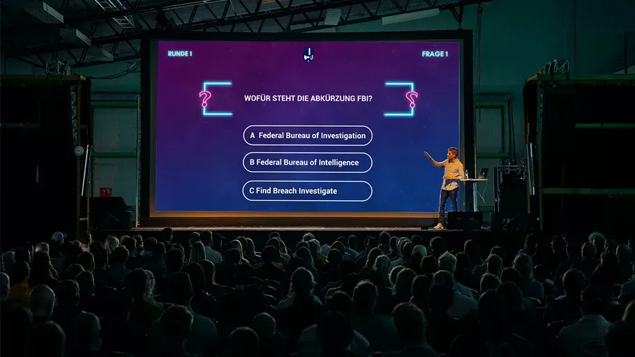Ein Moderator auf einer Bühne beim Pubquiz