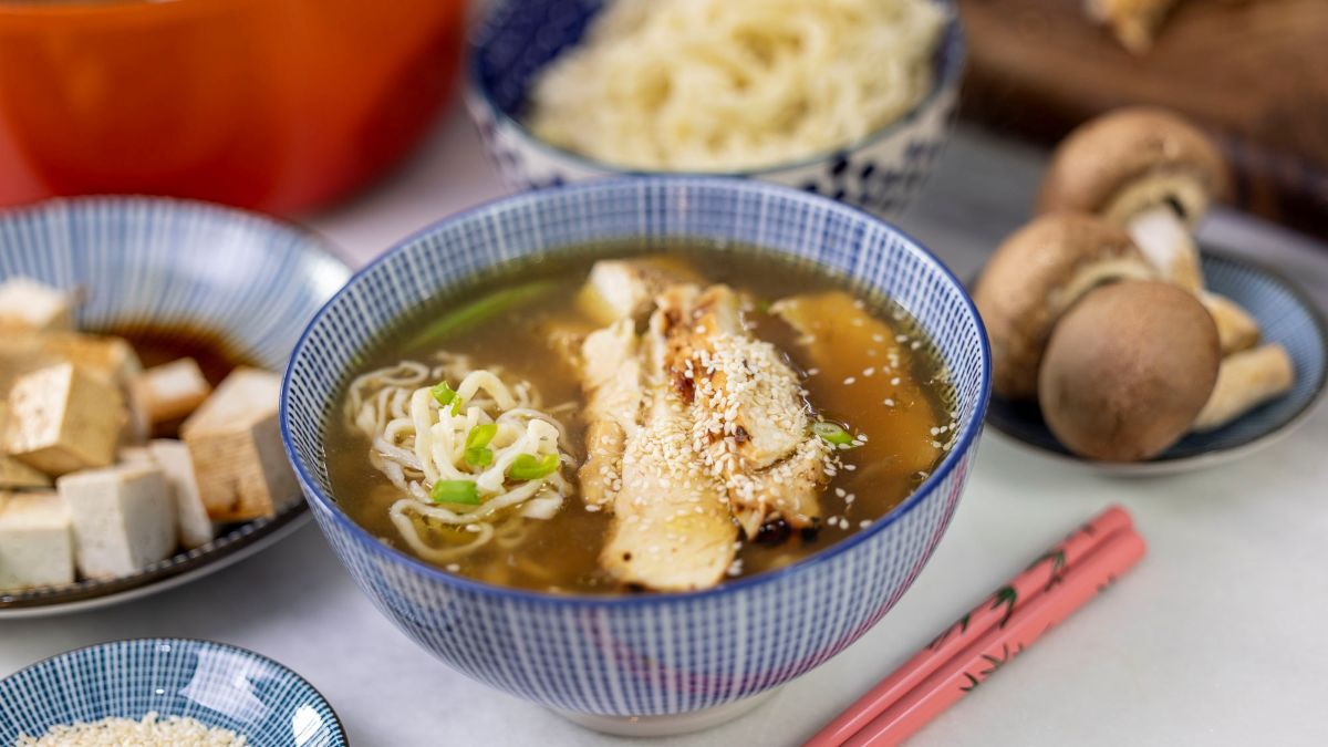 Ramen mit Fleisch in einer Schüssel.