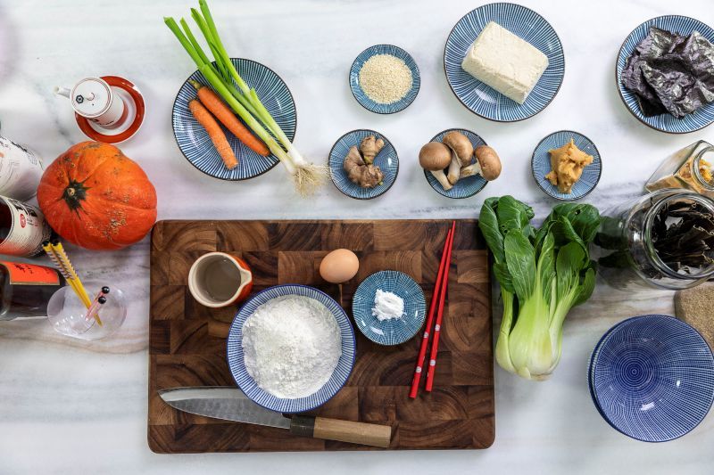 Ramen-Zutaten liegen auf einer Arbeitsfläche.