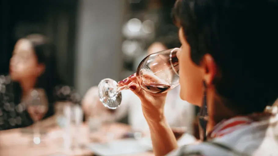 rotwein-geniessen-in-gemeinschaft-m2e7pq1j.webp