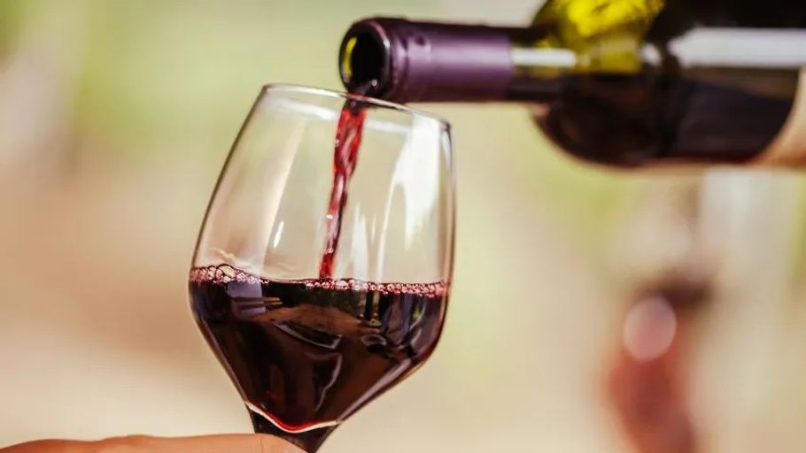 rotwein-im-glas-einfuellen-jmy82dj4.jpg