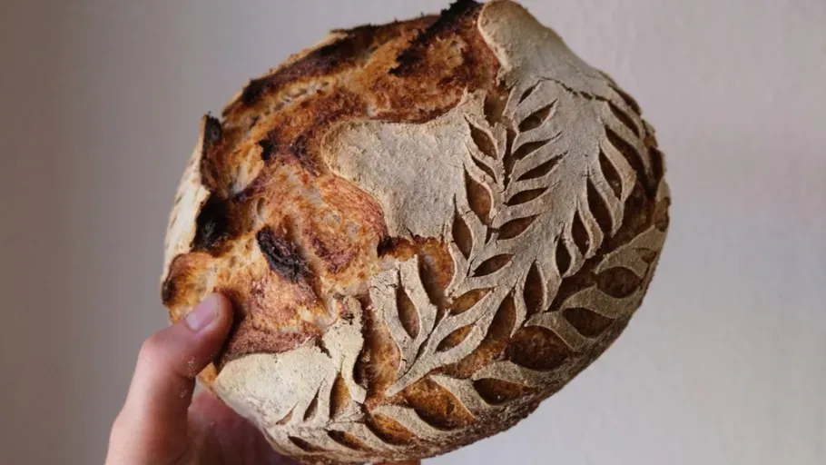 Eine Hand hält ein Brot