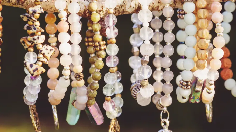 schmuck-aufhaenger-mit-perlen-gv26e7ly.webp