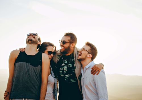Menschen arbeiten gemeinsam an einem kreativen Projekt