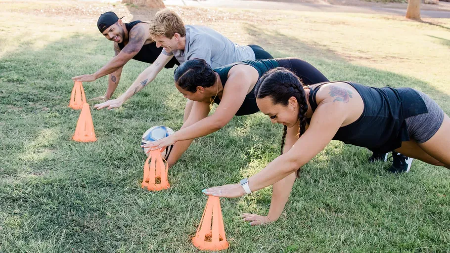 Eine Gruppe macht draußen Sport