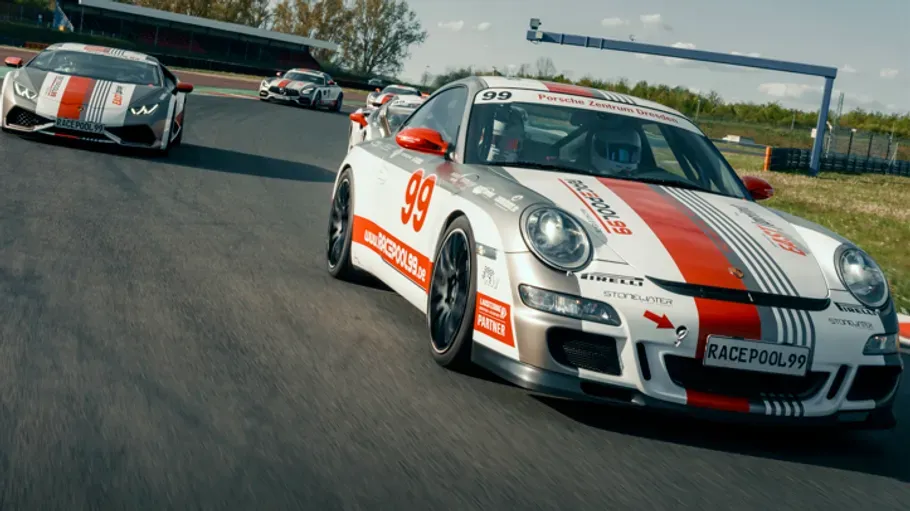 Sportwagen fahren auf der Rennstrecke