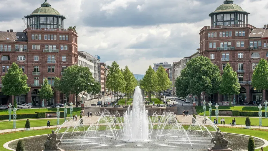stadtischer-parkszene-brunnen-58jr92m1.webp