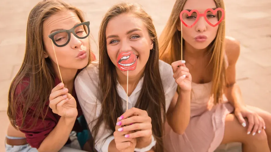 Mehrere Frauen posieren für ein Foto.