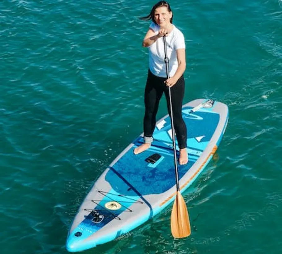 Frau macht Stand Up Paddeling auf der Donau