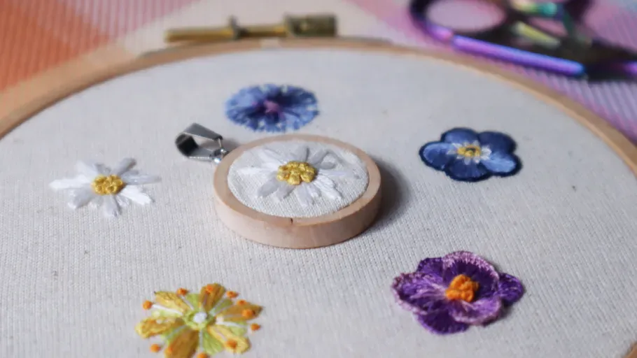 Gestickte Blumen auf Textilstoff.