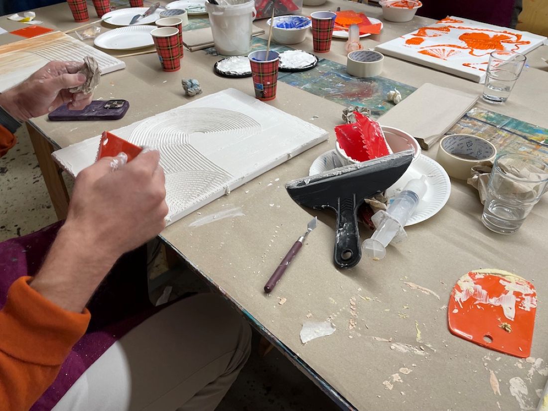 Strukturpaste mit Zahnspachtel auftragen.