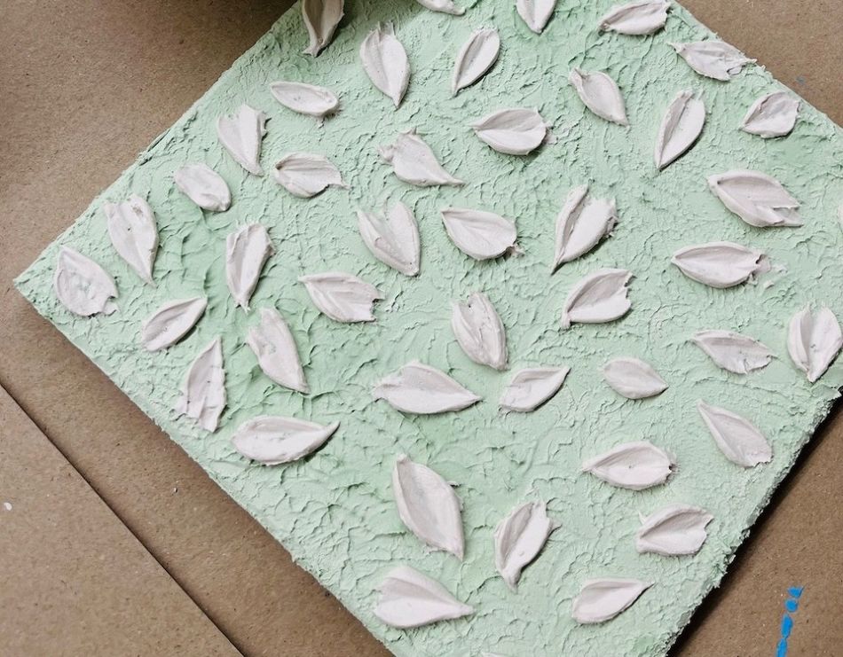 Minimalistische Strukturen mit Strukturpaste gestalten.