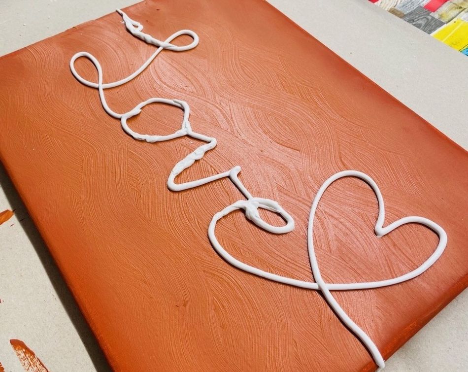 "Love" Schriftzug aus Strukturpaste.