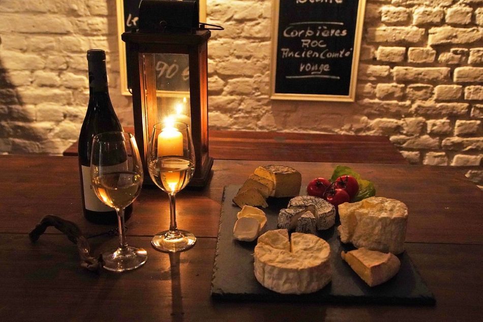 Wein mit Käse auf einem Tisch.