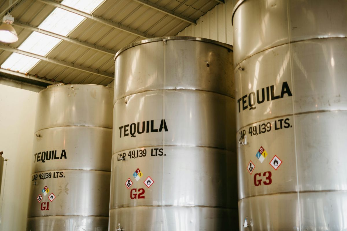 Tequila wird in Tanks gelagert.