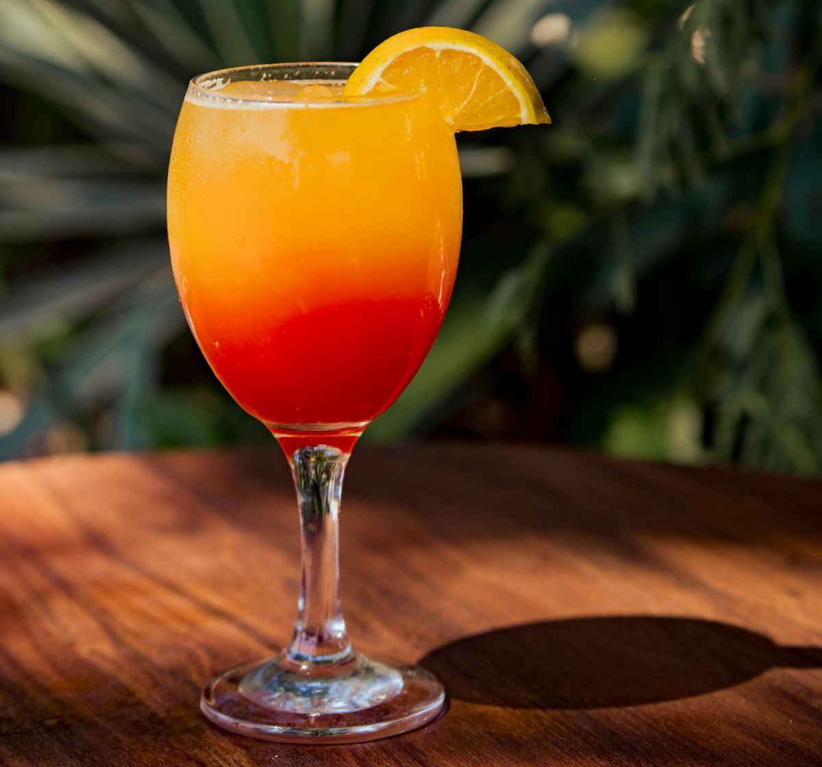 Tequila Sunrise steht auf einem Tisch.
