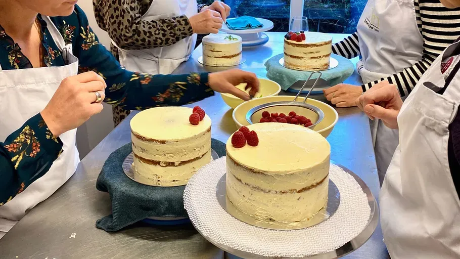 torten-dekorieren-backkurs-handwerk-q34vp2md.webp