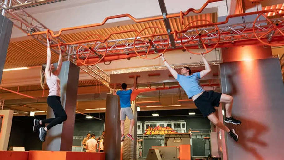 Eine Gruppe spielt im Trampolinpark