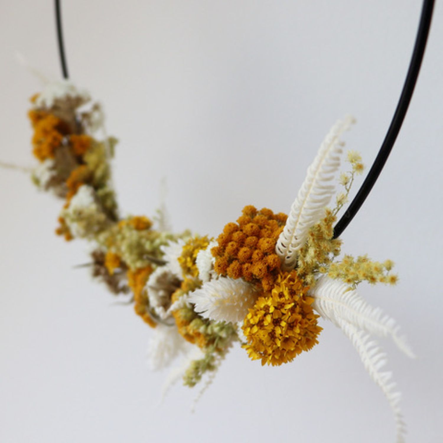 Trockenblumenkranz für den Sommer mit gelben Blüten.